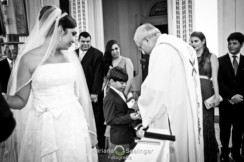 as alianças das mãos do menino para o padre