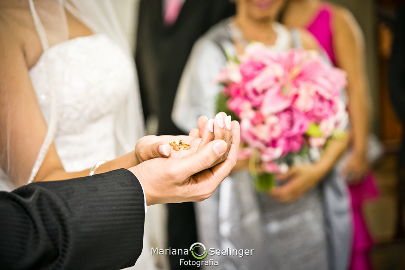 alianças em mãos