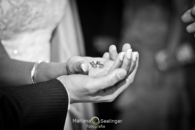 em preto e branco alianças nas mãos