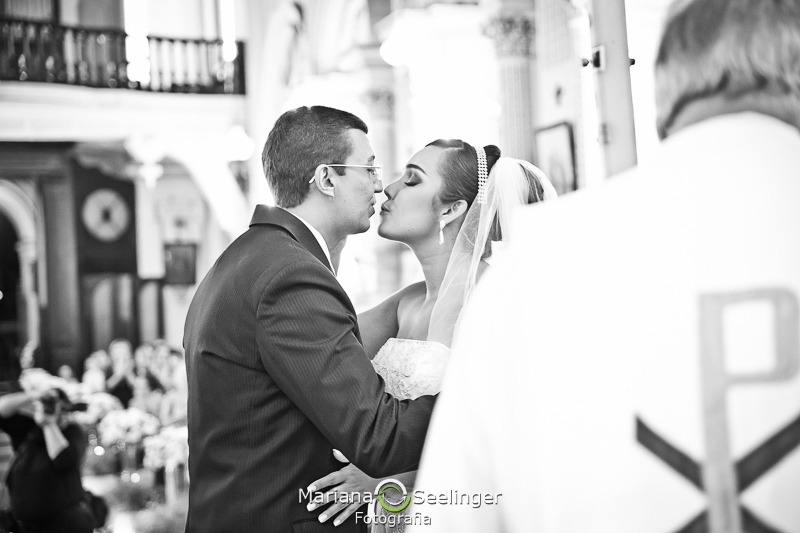 noivos próximos de beijar