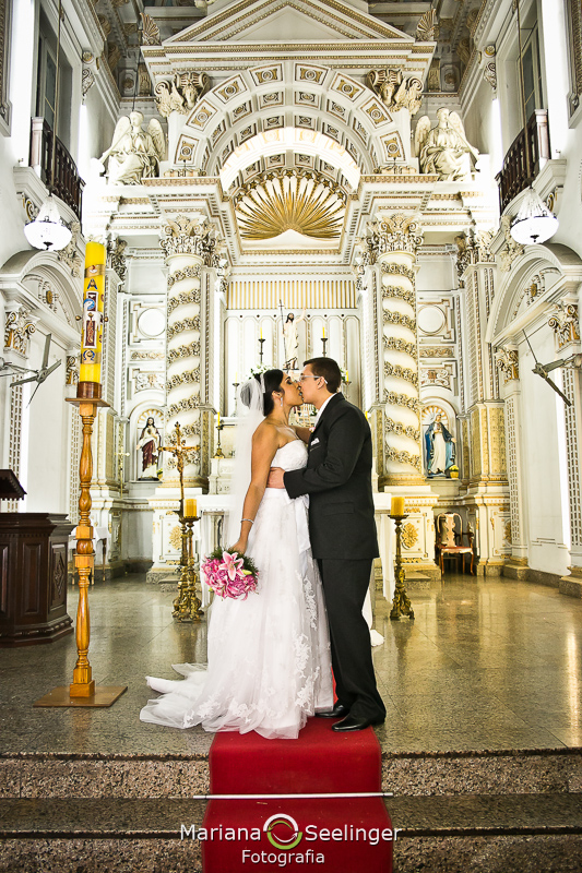 noivo beijando a noiva