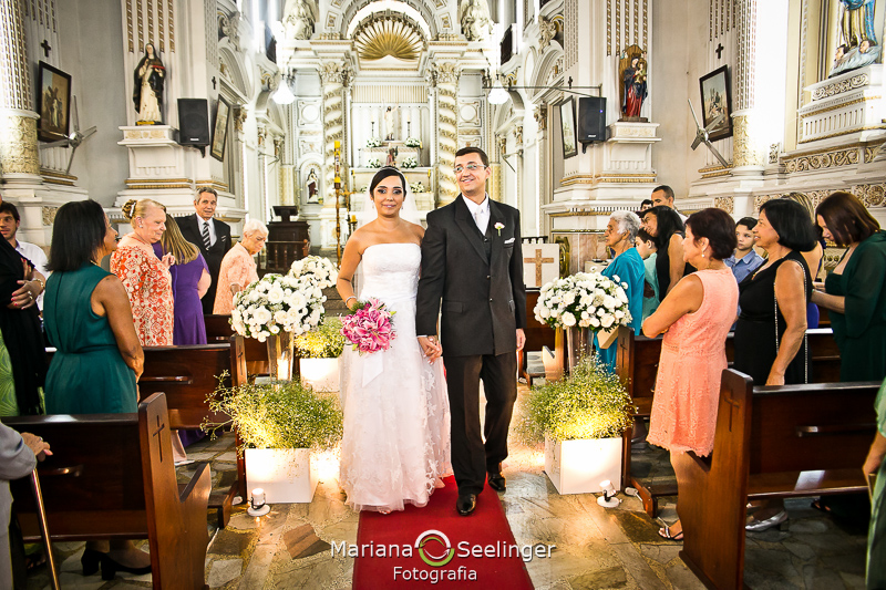 de mãos dadas saindo