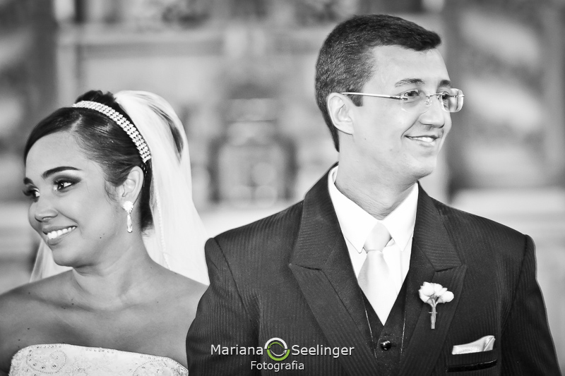 preto e branco olhando cada um para um lado sorrindo