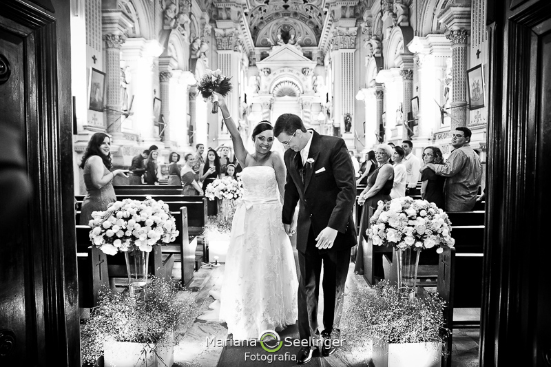 preto e branco saindo da igreja