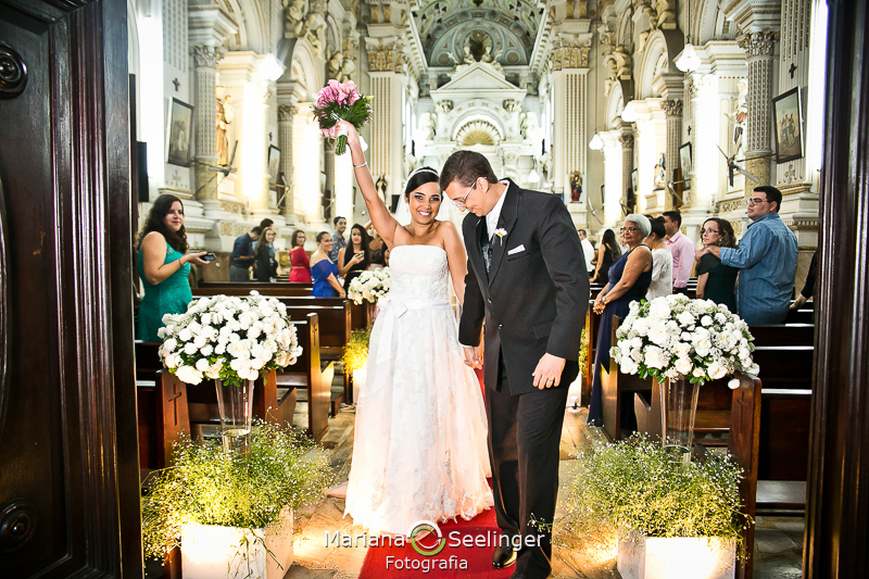 com o buquê levantado