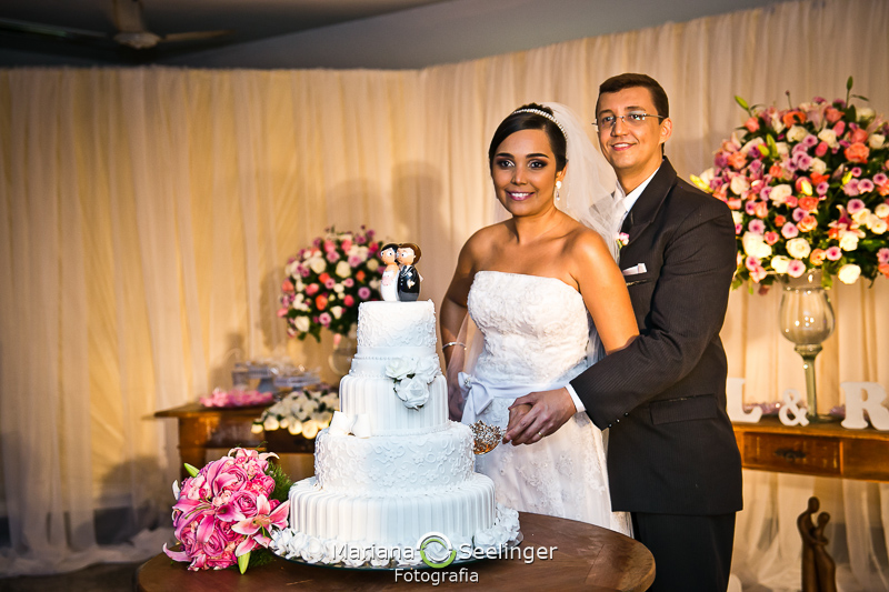 casal cortando o bolo