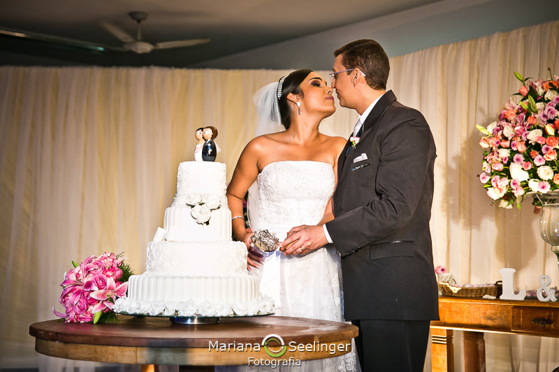 beijando e cortando o bolo