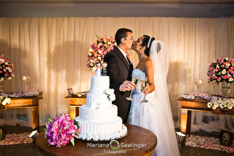 brindando e beijando