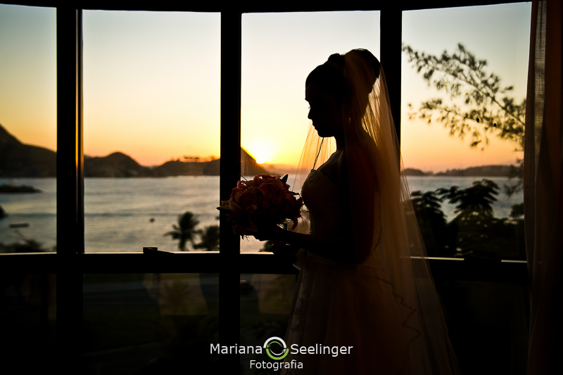 noiva pronta na fotografia de casamento Niterói por Mariana Seelinger e o belo mar de fundo