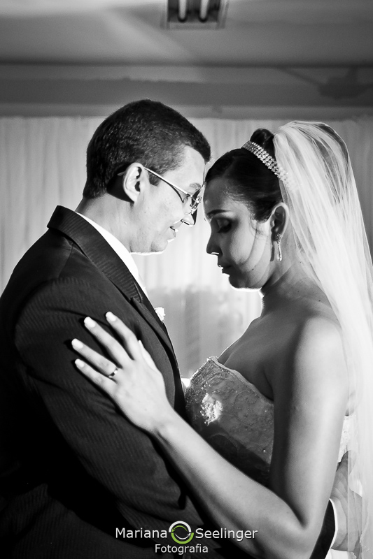 casal olhando um para o outro