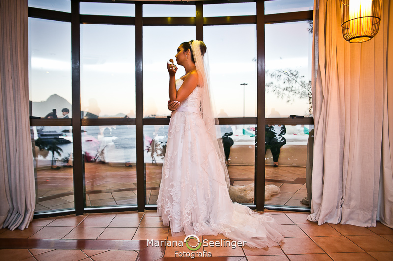 a noiva contemplando o belo local passando perfume