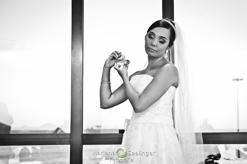em preto e branco na fotografia de casamento Niterói por Mariana Seelinger a noiva curte a si mesma ficando cheirosa
