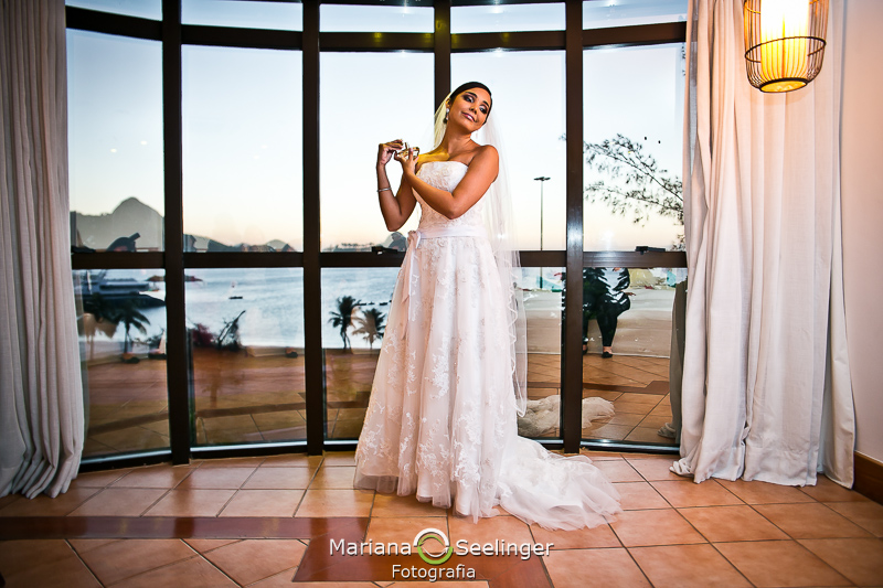 no link cenário com o mar de fundo na fotografia de casamento Niterói por Mariana Seelinger passando perfume