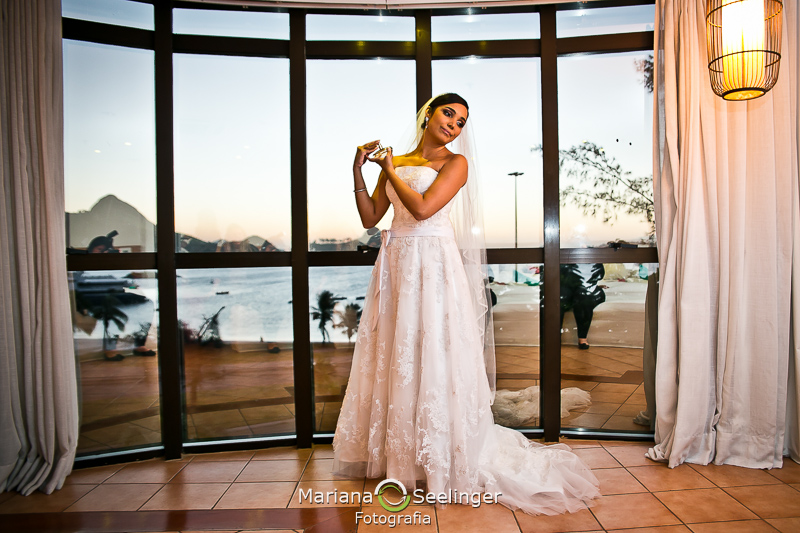 seu cheiro que será inesquecível é registrado o momento na fotografia de casamento Niterói por Mariana Seelinger