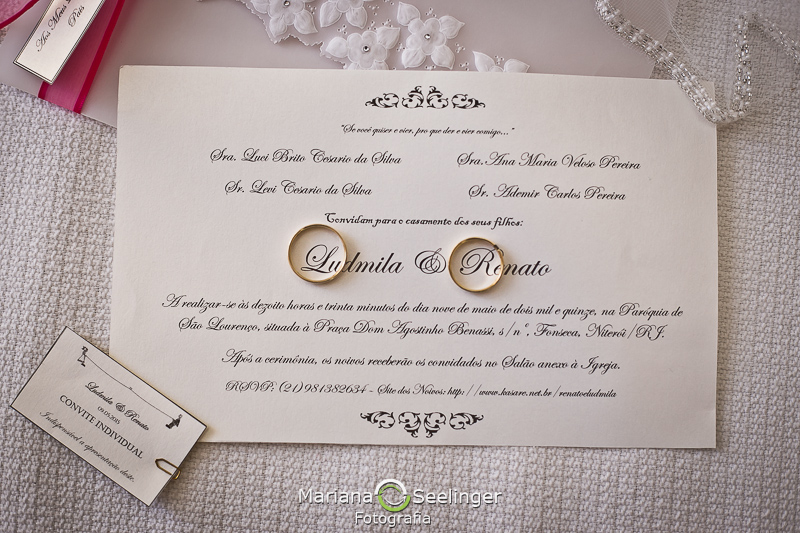 as alianças formam o par na fotografia de casamento Niterói por Mariana Seelinger em cima do convite