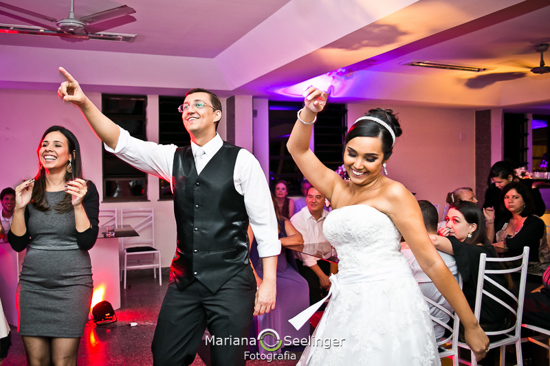 festejando na fotografia de casamento Niterói por Mariana Seelinger casal dança