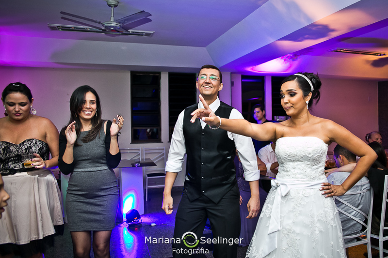 dançando felizes na fotografia de casamento Niterói por Mariana Seelinger
