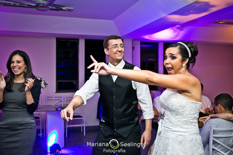 noiva botando pra quebrar na fotografia de casamento Niterói por Mariana Seelinger