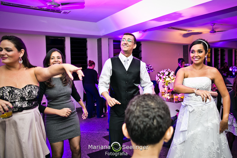 chacoalhando o esqueleto na fotografia de casamento Niterói por Mariana Seelinger