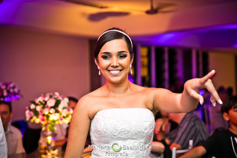 belo sorriso da noiva na fotografia de casamento Niterói por Mariana Seelinger