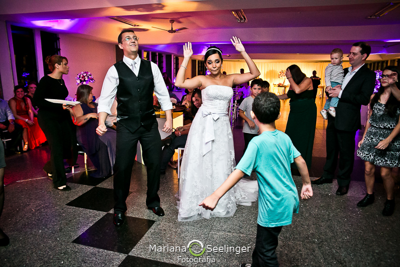 menininho dançando mais que os noivos