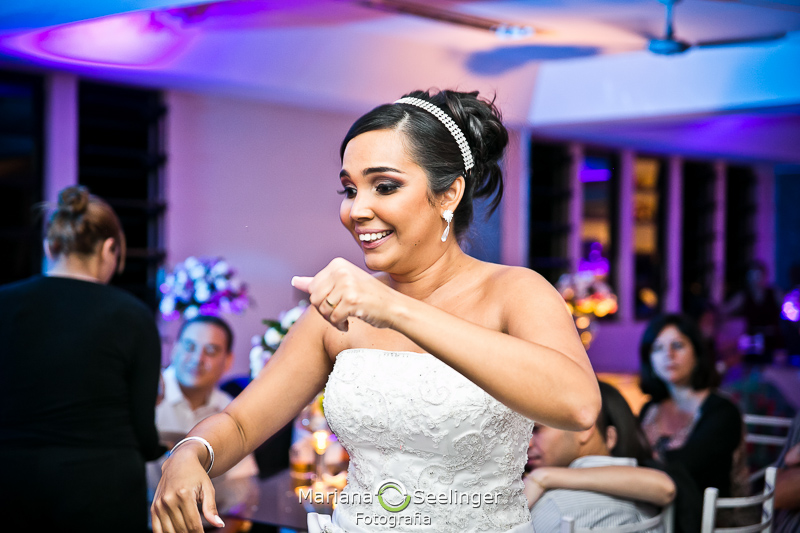 noiva animada dançando