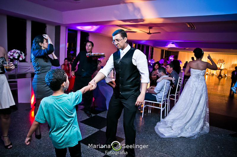 noivo dançando com menininho