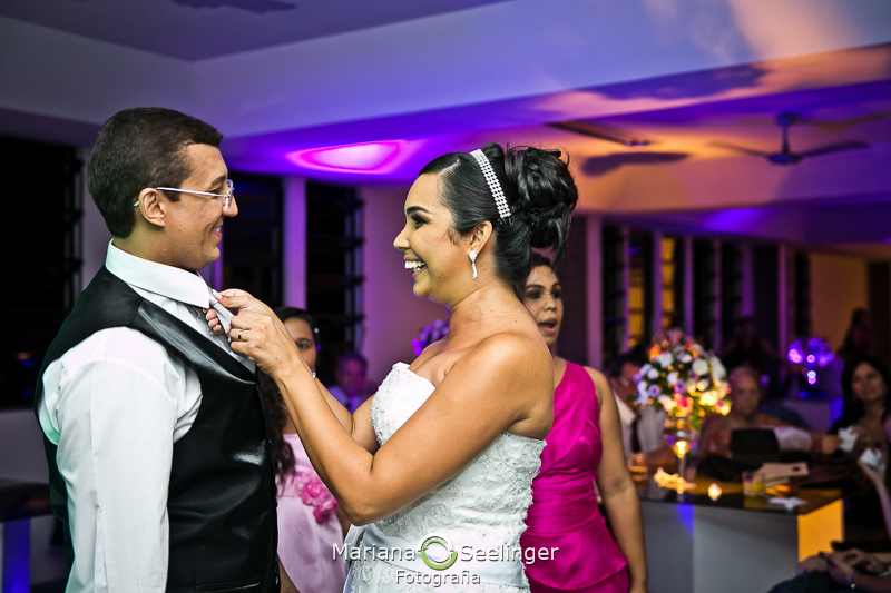 era só brincadeirinha, arrumando a gravata