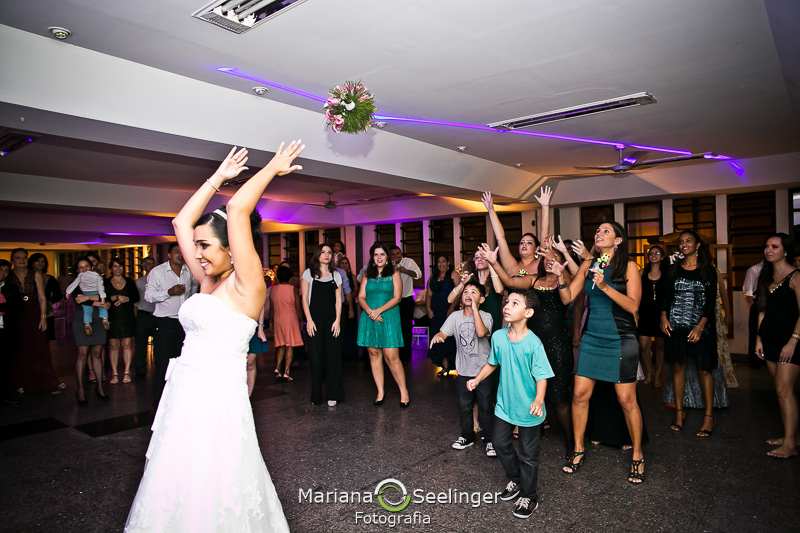 noiva jogando o buquê