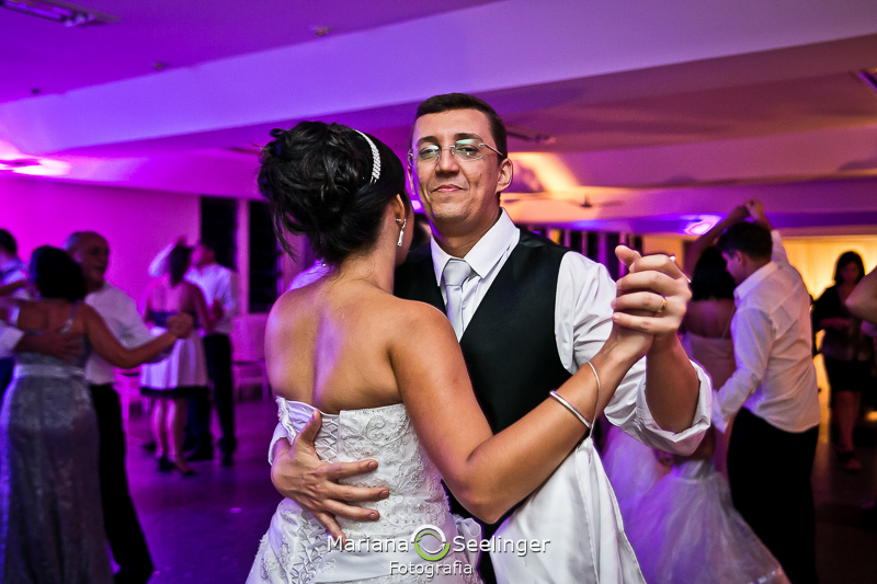 noivo se divertindo com a noiva