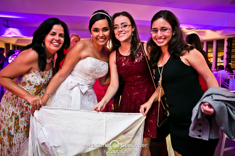 noiva e amigas felizes