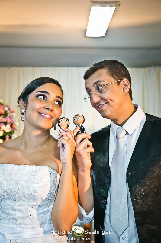 noivo e noiva se olhando com os bonequinhos