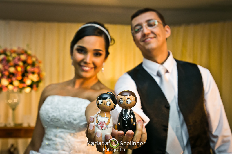 noivo e noiva mostrando o bonequinho na fotografia de casamento Niterói por Mariana Seelinger