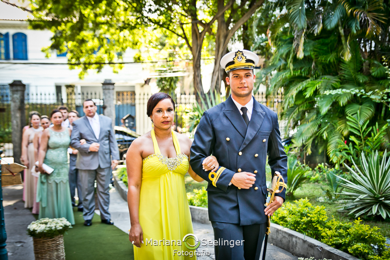 Foto do noivo militar entrando na igreja acompanhado da mãe em casamento registrado por Mariana Seelinger Fotografia de Casamentos e Familias em Niterói RJ