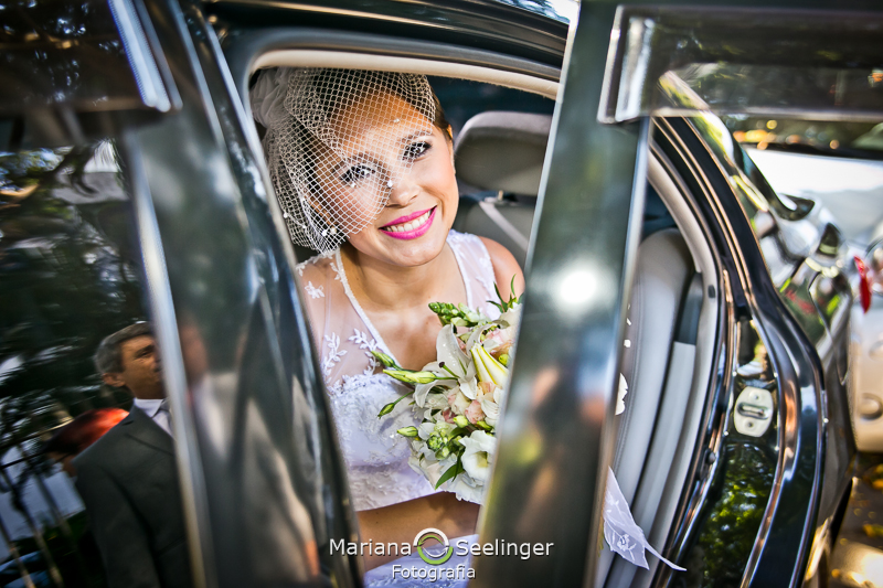 Noiva chegando na igreja em casamento registrado por Mariana Seelinger Fotografia de Casamentos e Familias em Niterói RJ