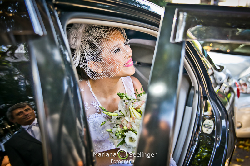 Noiva saindo do carro em casamento registrado por Mariana Seelinger Fotografia de Casamentos e Familias em Niterói RJ