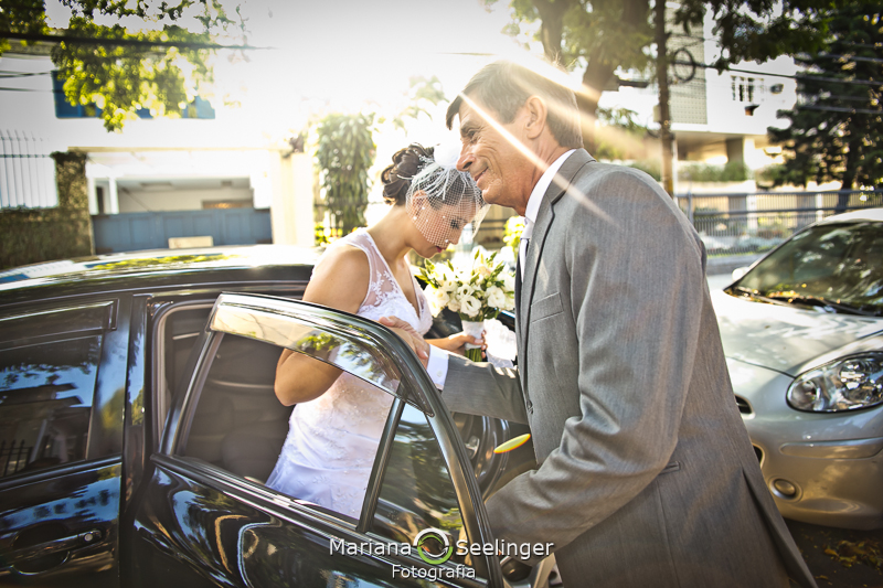 noiva saindo do carro com a ajuda do pai em casamento registrado por Mariana Seelinger Fotografia de Casamentos e Familias em Niterói RJ