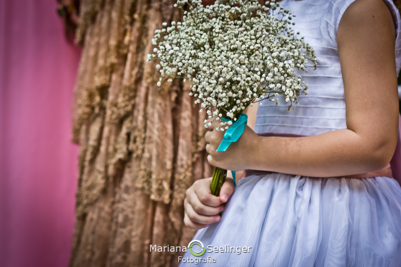 Foto do boquet da daminha do casamento em casamento registrado por Mariana Seelinger Fotografia de Casamentos e Familias em Niterói RJ