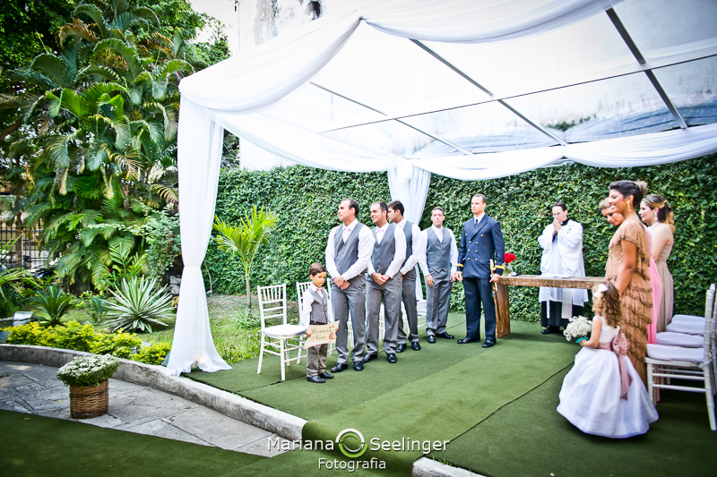 Foto dos padrinhos do casamento no altar em casamento registrado por Mariana Seelinger Fotografia de Casamentos e Familias em Niterói RJ
