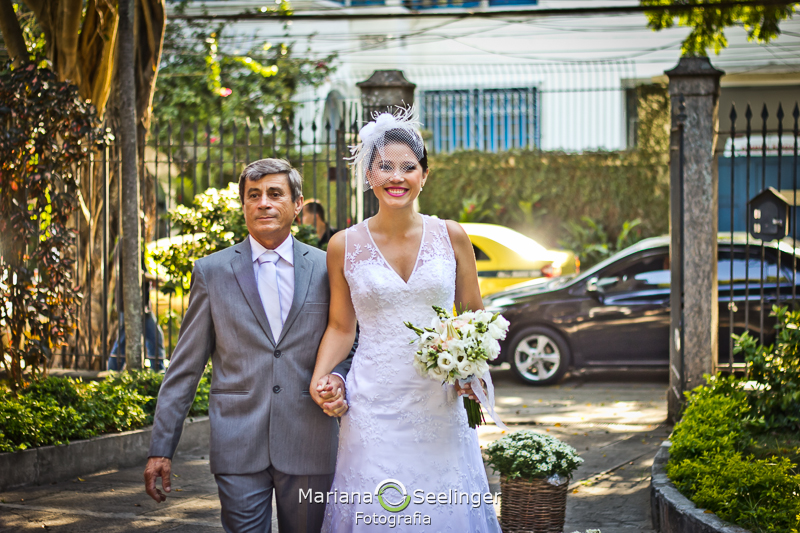 Noiva entrando na igreja acompanhada pelo pai em casamento registrado por Mariana Seelinger Fotografia de Casamentos e Familias em Niterói RJ