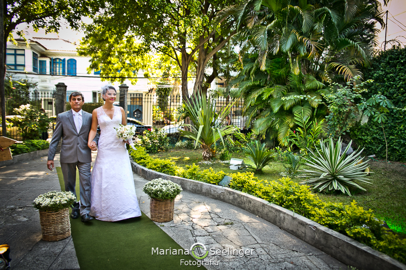 Noiva a caminho do altar em casamento registrado por Mariana Seelinger Fotografia de Casamentos e Familias em Niterói RJ