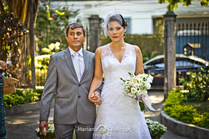 Noiva emocionada entrando na igreja em casamento registrado por Mariana Seelinger Fotografia de Casamentos e Familias em Niterói RJ