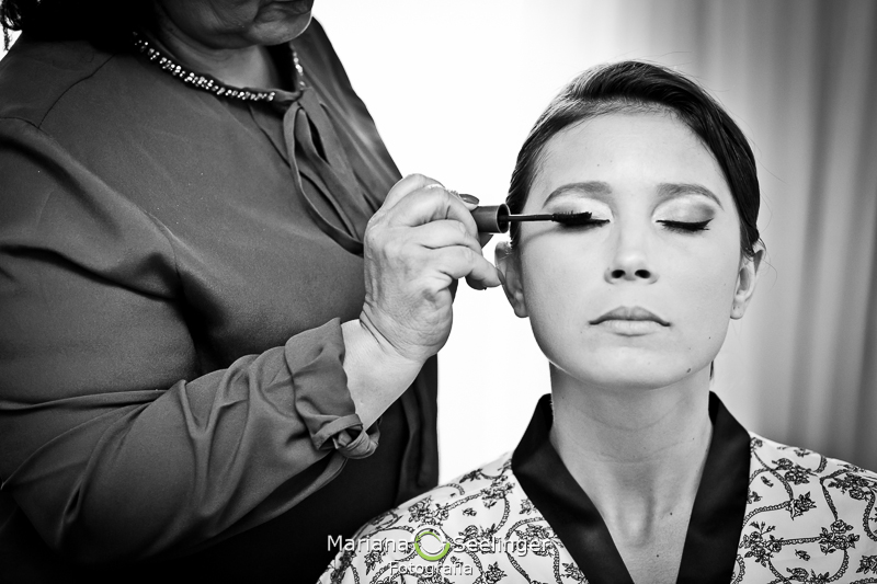 Foto da noiva passando rímel durante o making of em casamento registrado por Mariana Seelinger Fotografia de Casamentos e Familias em Niterói RJ