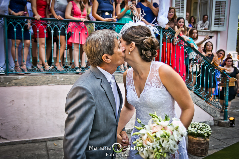 Pai da noiva beijando a bochecha dela em casamento registrado por Mariana Seelinger Fotografia de Casamentos e Familias em Niterói RJ
