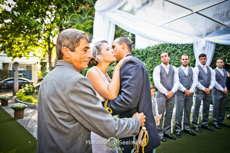 Noivo cumprimentando noiva no altar em casamento registrado por Mariana Seelinger Fotografia de Casamentos e Familias em Niterói RJ