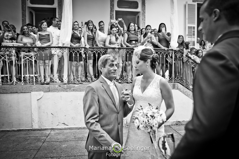 Foto em preto e branco da noiva com seu pai em casamento registrado por Mariana Seelinger Fotografia de Casamentos e Familias em Niterói RJ
