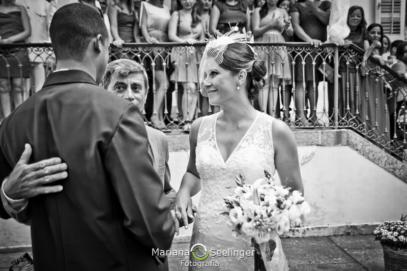 Foto em preto e branco da noiva chegando ao altar acompanhada de seu pai em casamento registrado por Mariana Seelinger Fotografia de Casamentos e Familias em Niterói RJ