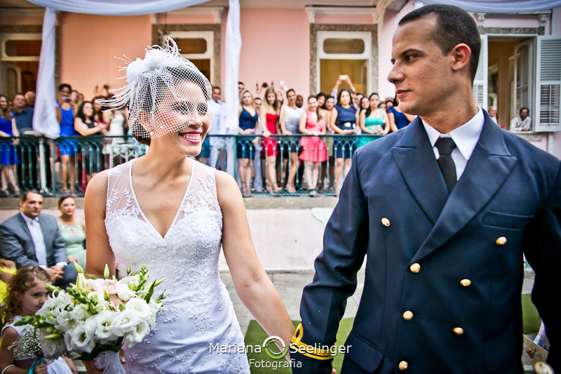Noiva emocionada com noivo no altar em casamento registrado por Mariana Seelinger Fotografia de Casamentos e Familias em Niterói RJ