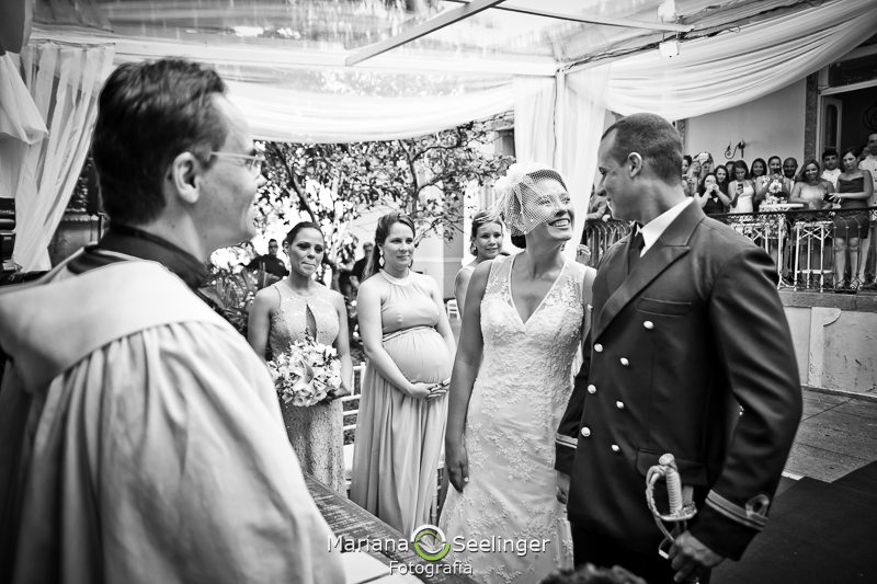 Foto em preto e branco da noiva e noivo no altar em casamento registrado por Mariana Seelinger Fotografia de Casamentos e Familias em Niterói RJ