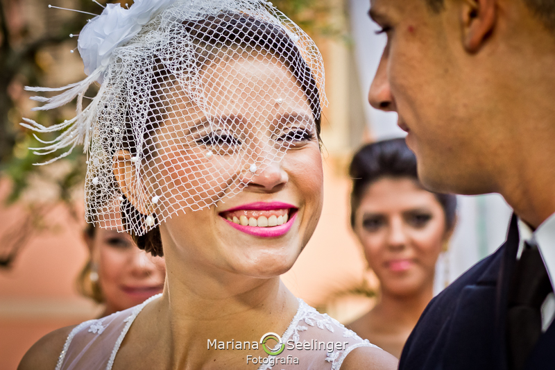 Foto da noiva no altar em casamento registrado por Mariana Seelinger Fotografia de Casamentos e Familias em Niterói RJ